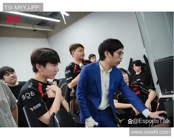 赛后复盘JDG与FPX对决中的节奏变化与策略分析 赛后复盘JDG与FPX对决中的节奏变化与策略分析